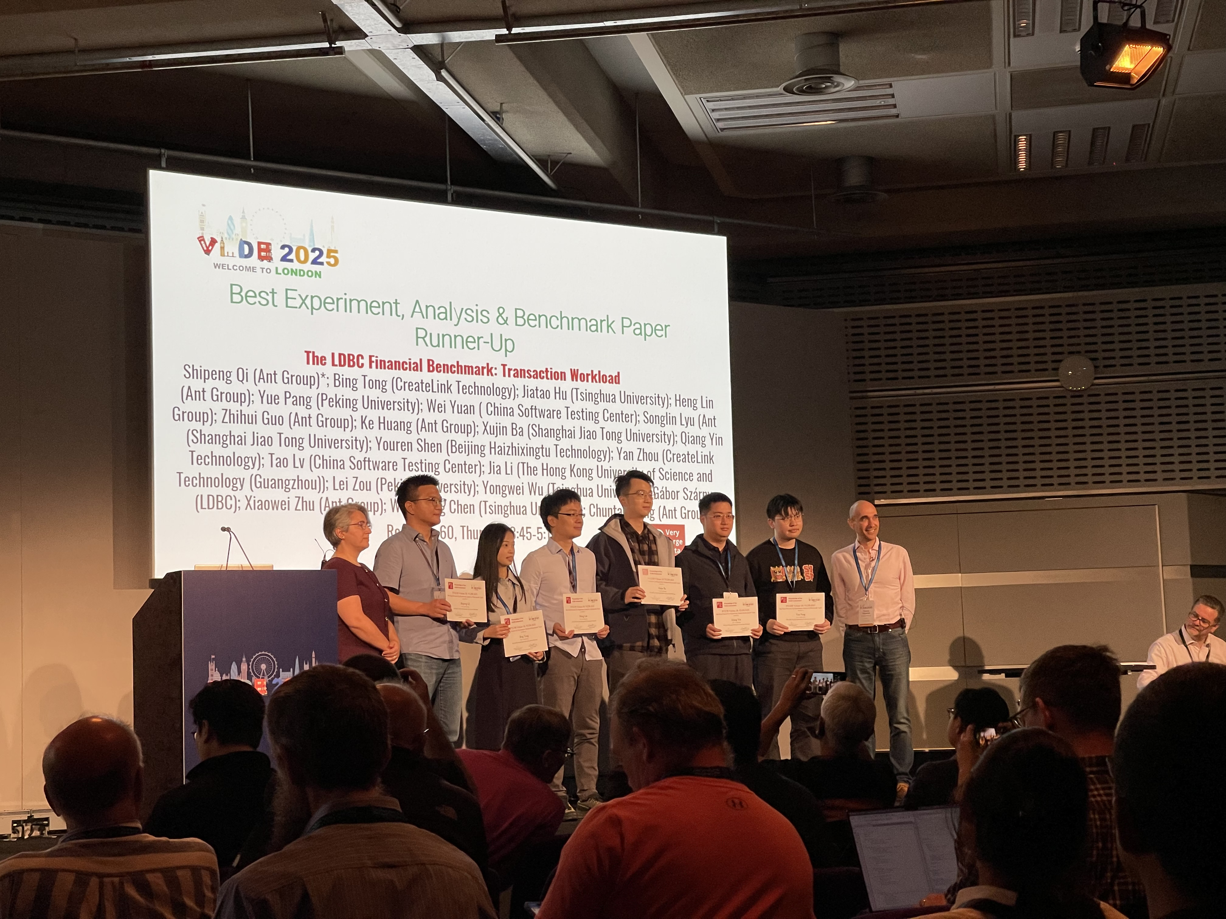 创邻科技斩获 VLDB 2025 最佳论文奖项，以图智能与AI融合引领数据库新时代